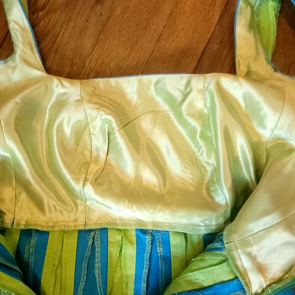 Beautiful 2-toned dress by Simply Chic - Picture 6 of 6